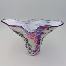 Load image into Gallery viewer, Whale tail Vase
