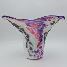 Load image into Gallery viewer, Whale tail Vase
