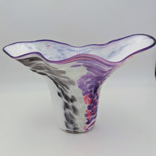 Load image into Gallery viewer, Whale tail Vase
