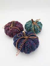 Load image into Gallery viewer, Yarn pumpkins
